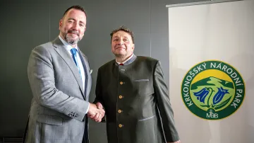 Petr Moravec (vpravo) a ministr životního prostředí Igor Červený (Motoristé)
