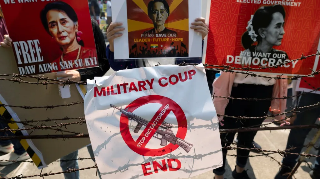 Protestující žádají propuštění Su Ťij
