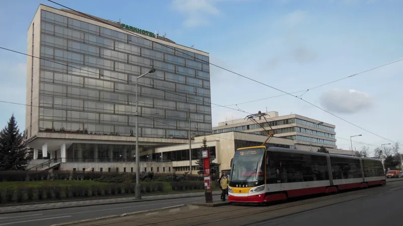 Tramvaj č. 12 před Parkhotelem. Linka tudy jezdila přes třicet let, od 28. srpna je to ale historický snímek.