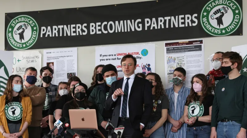 Mladí zaměstnanci Starbucks Buffalo se svým právníkem