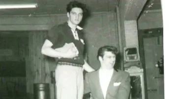 Elvis Presley (vlevo)