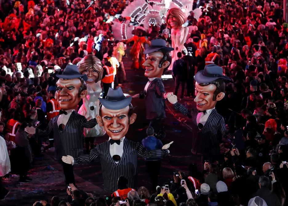Figury prezidenta Emanuela Macrona v karnevalovém průvodu v Nice