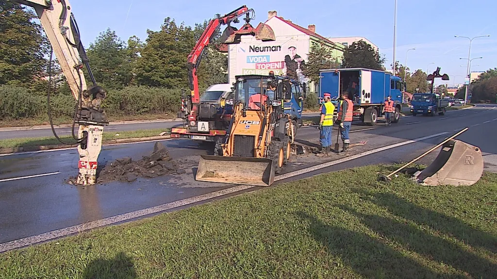 Opravy vodovodu zkomplikovaly dopravu na Gajdošově ulici