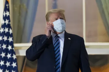 Trump opustil nemocnici a vrátil se do Bílého domu. Podle některých lékařů se chová nezodpovědně