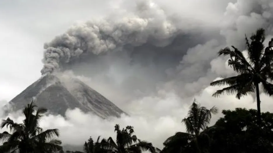 Sopka Merapi chrlí popel