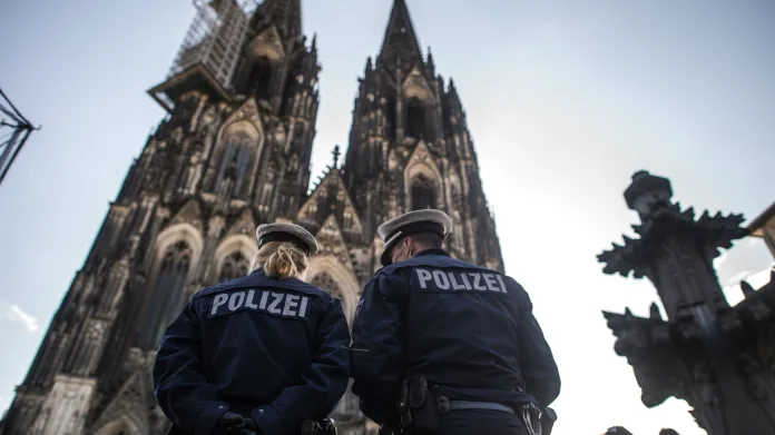 Policie před dómem v Kolíně nad Rýnem