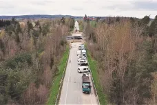 Mezi Jihlavou a Pelhřimovem blokuje dopravu hned několik oprav. Řidiči musí po rozbité vozovce