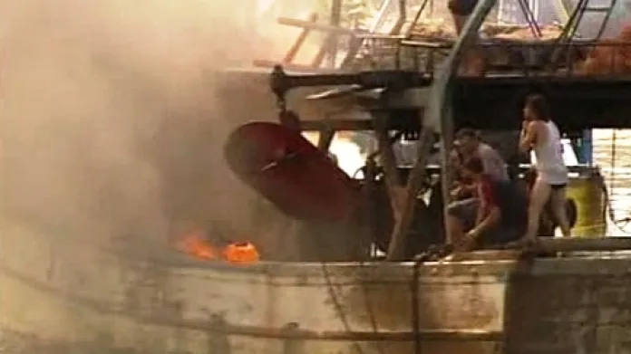 Hořící palestinský rybářský člun