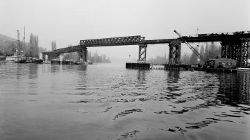 Pohled na Barrandovský most ve výstavbě. Březen 1980.