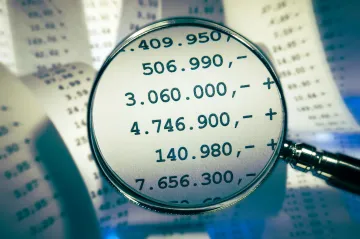 Češi hledají finanční rady na webu, školy jim prý daly minimum, říkají nejnovější průzkumy