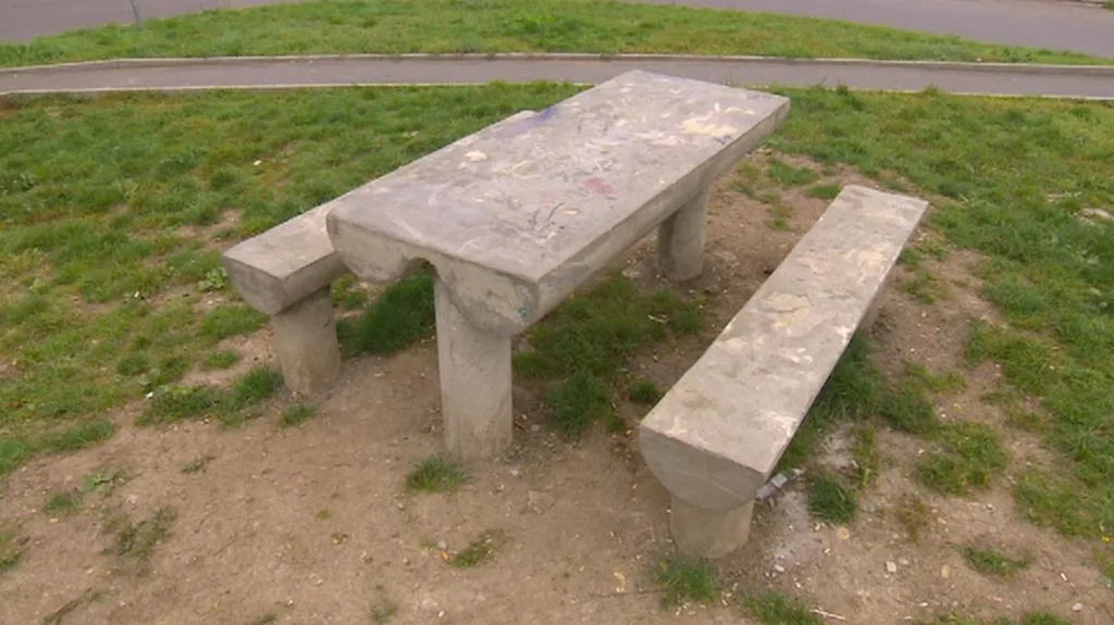 Betonový stůl s lavičkami na chanovském sídlišti