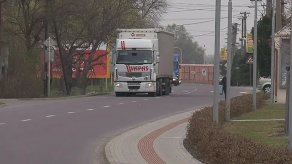 Hevlínem denně projedou stovky kamionů