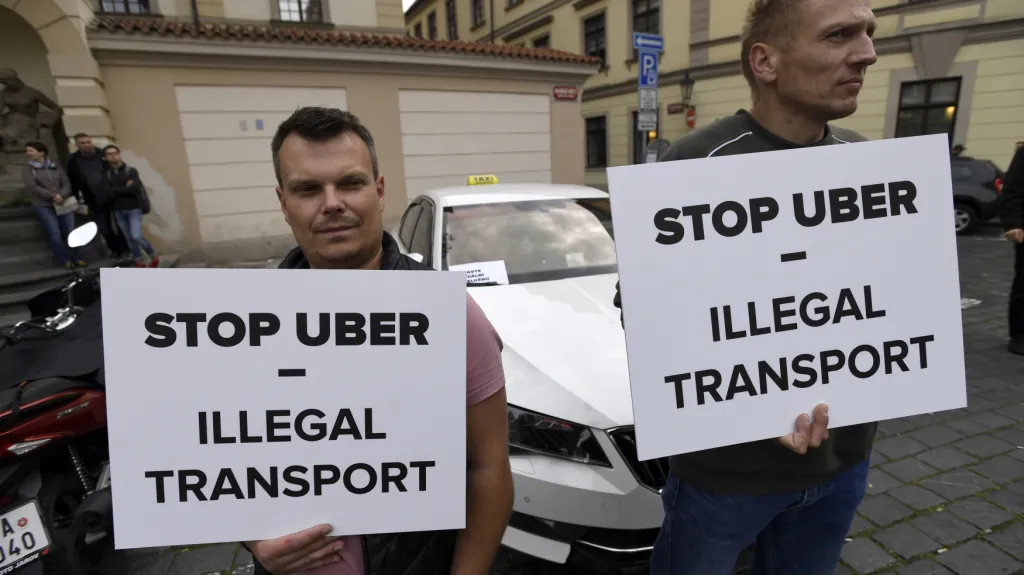Taxikáři protestují proti službám typu Uber