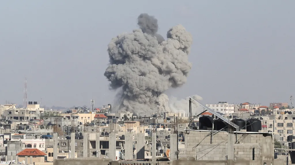 Stoupající dým po izraelském náletu v Rafahu