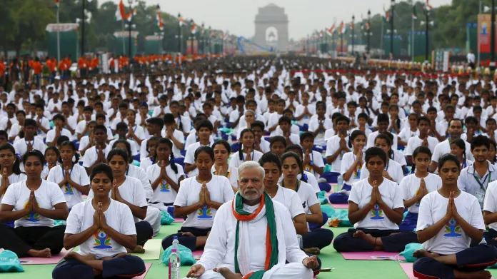 Indický premiér Naréndra Módí a tisíce účastníků oslav dne jógy