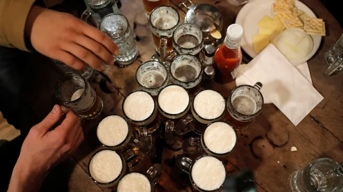 Lidé během dne svatého Patrika popíjejí tradiční pivo nebo whisky