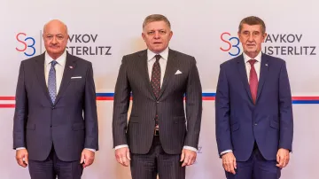 Zleva Christian Stocker, Robert Fico (Smer) a Andrej Babiš (ANO)