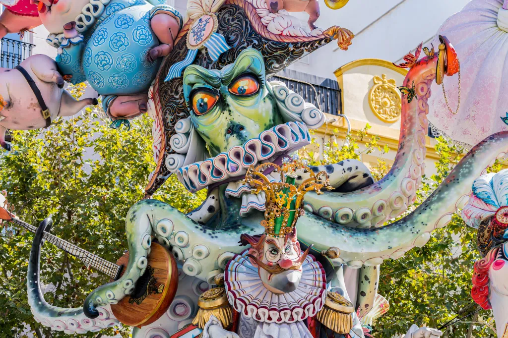 Las Fallas vhání do ulic Valencie radost každý rok od 15. do 19. března a přípravy trvají celý rok. Letošní ročník byl z obav před šířením onemocnění covid-19 přesunutý na datum 1. až 5. září