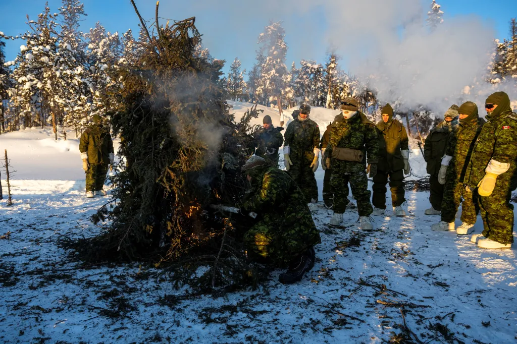 Cvičení kanadských jednotek v Arktidě