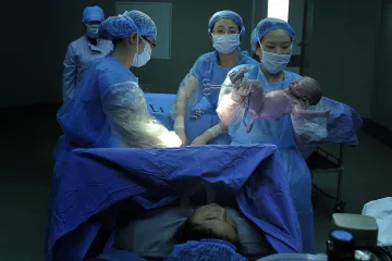 Děti narozené císařským řezem mají podle studie ve střevech odlišné bakterie