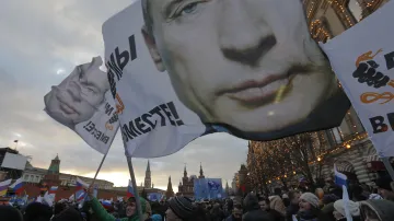 Lidé na demonstraci s názvem „Jsme spolu“ na podporu připojení Krymu k Rusku na Rudém náměstí v centru Moskvy, 18. března 2014.