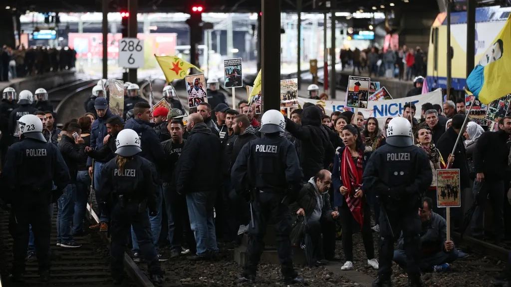 Protest Kurdů na hamburském nádraží
