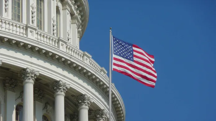 Vlajka USA na budově amerického Kongresu