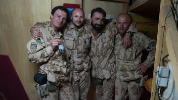 Jaroslav Lieskovan (druhý zprava) na misi v Afghánistánu