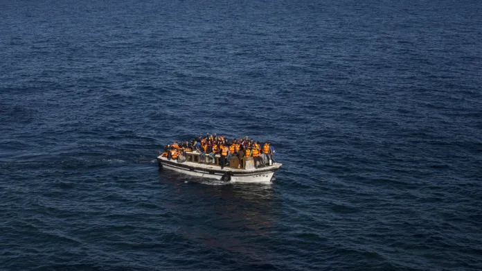 Uprchlický člun ve Středozemním moři