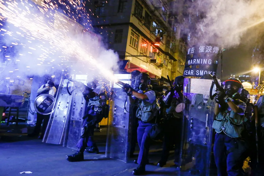 Policisté v Hongkongu střílí směrem k demonstrujícím náboje se slzným plynem