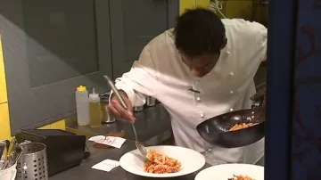 Kreativní šéfkuchař dělá dobrou restauraci