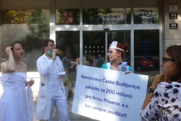 Rekonstrukce státu protestovala před ÚOHS. Upozorňuje na hospodaření českobudějovické nemocnice