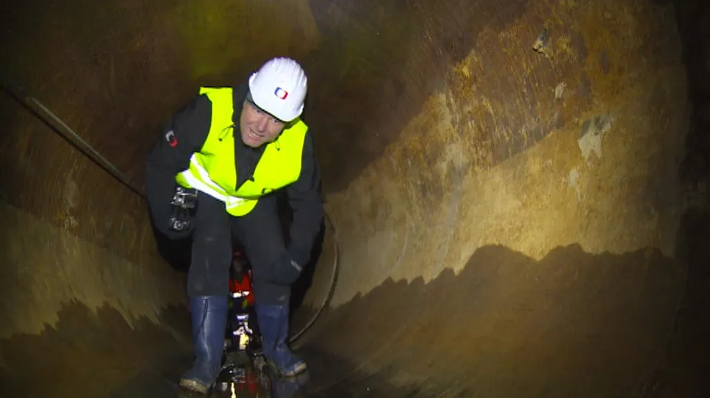 Štáb ČT musel na místo ražby dojít 55 metrů v hlubokém předklonu - stejně jako dělníci