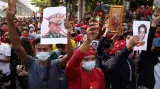 Příznivci NLD (Národní liga pro demokracii v Myanmaru) se shromáždili před velvyslanectvím Myanmaru v Bangkoku poté, co armáda převzala moc demokraticky zvolené civilní vlády a zatkla její vůdkyni Aun Schan Su Ťij