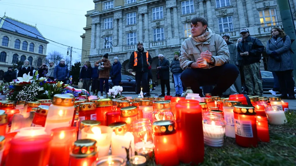 Pietní akt u památníku obětem tragédie na filozofické fakultě