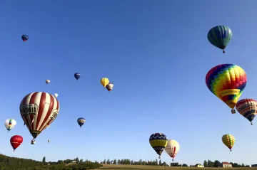 OBRAZEM: Balony jako lampiony nad hradem. Nejdřív ozdobily Bouzov, pak letěly nad Olomouc