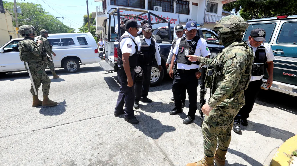 Vojáci doprovázejí policisty v Acapulcu, kteří jsou podezřelí ze spolupráce s organizovaným zločinem