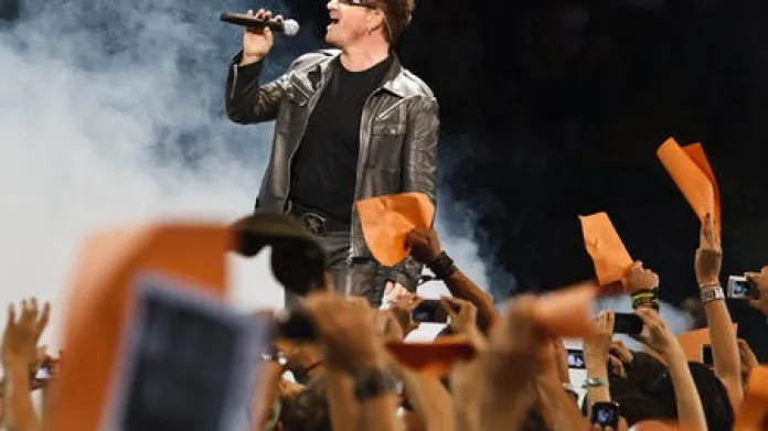 U2 při koncertě v Turíně (srpen 2010)