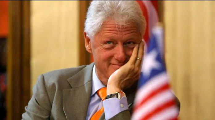 Clinton míří do Prahy na dvoudenní konferenci