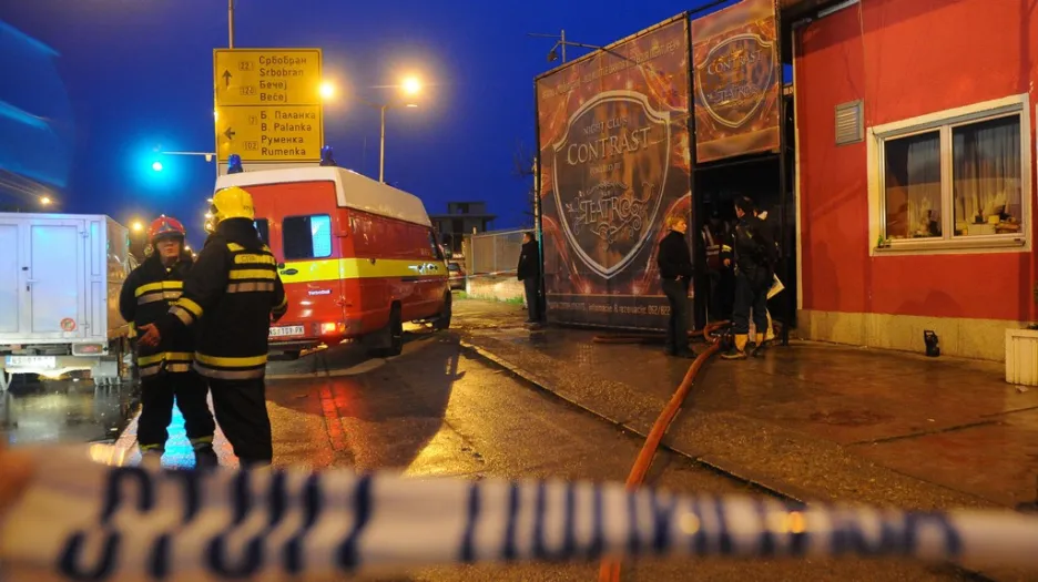 Hasiči před klubem v severním Srbku, kde při požáru zahynulo 6 lidí