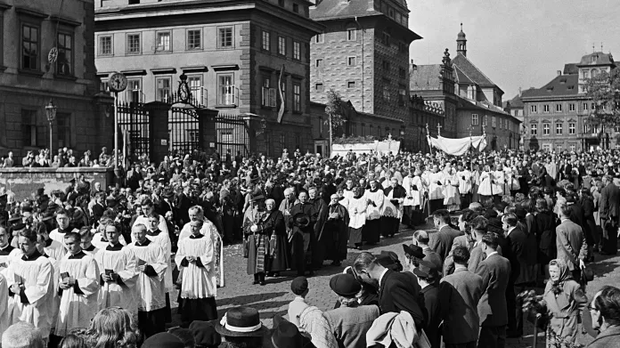 Průvod při slavnosti Božího těla v roce 1948. O rok později po ní arcibiskup Beran skončil v domácím vězení