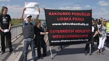 Aktivisté protestují proti stíhání svých rakouských kolegů