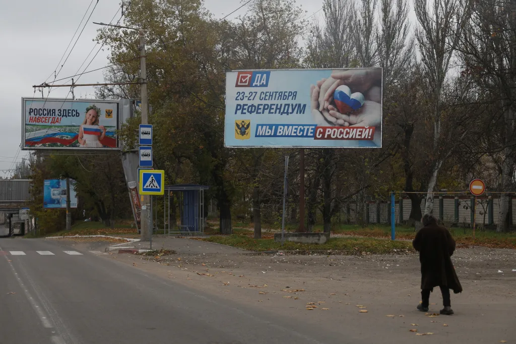 Plakáty v Chersonu před osvobozením hlásají „Rusko je tu navždy“ a „Jsme spolu s Ruskem“ a lákají k „referendu“