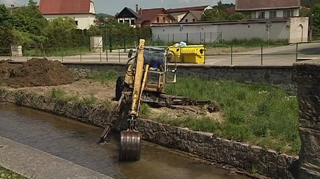 Bagr čistí koryto Svitávky