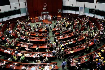 Soud v Hongkongu poslal na léta do vězení aktivisty, kteří roku 2019 vtrhli do parlamentu