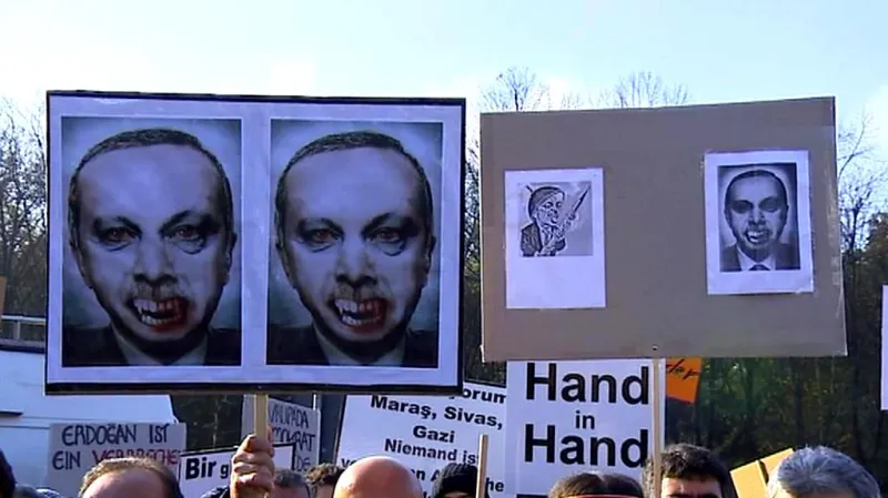 Na transparentu je Erdogan jako upír