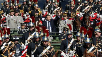 Francouzský prezident Emmanuel Macron a náčelník generálního štábu francouzské armády Pierre de Villiers přijíždí ve vojenském voze na Champs-Élysées oslavit Den Bastily.