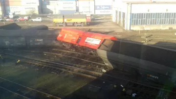 U Paskova vykolejilo 21 vagonů s uhlím