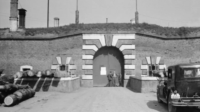 Archivní snímek Malé pevnosti v květnu 1945