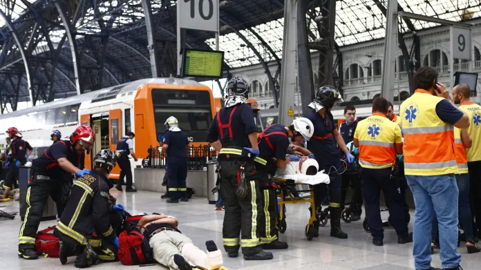 Záchranáři ošetřují zraněné v Barceloně